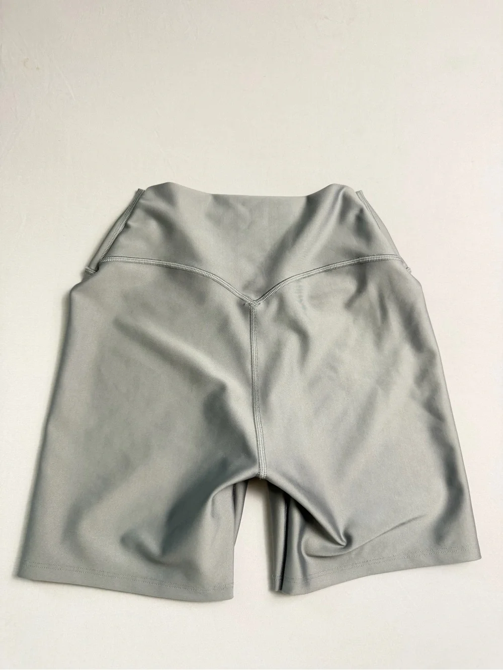 Alo High-Rise compression Biker Shorts in light gray xs